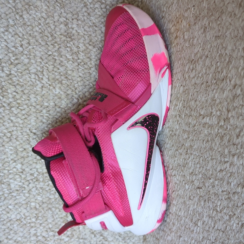 SINGLE SHOE Nike LeBron Soldier 9 Think Pink Size 9 RIGHT SHOE ONLY